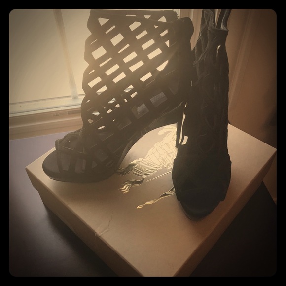 Burberry laser cut botties - Picture 1 of 2